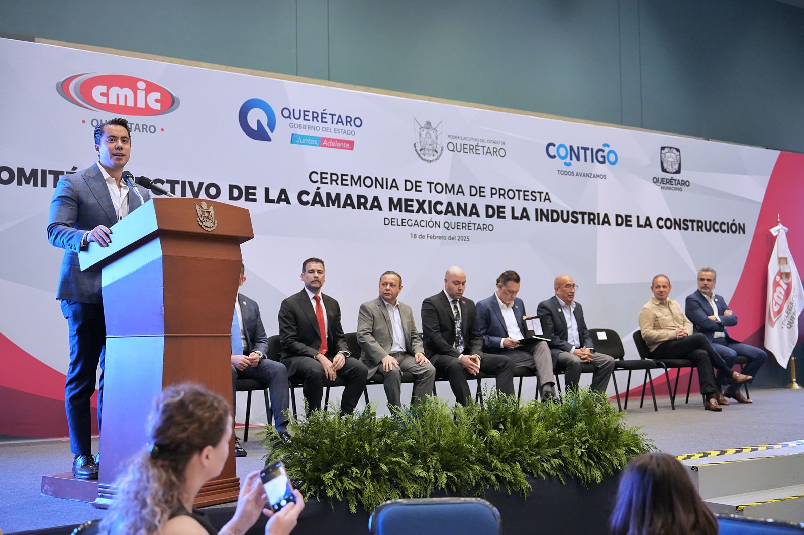 Imagen de Asiste Felifer Macías a la toma de protesta del XIX Comité Directivo de la CMIC Querétaro 8