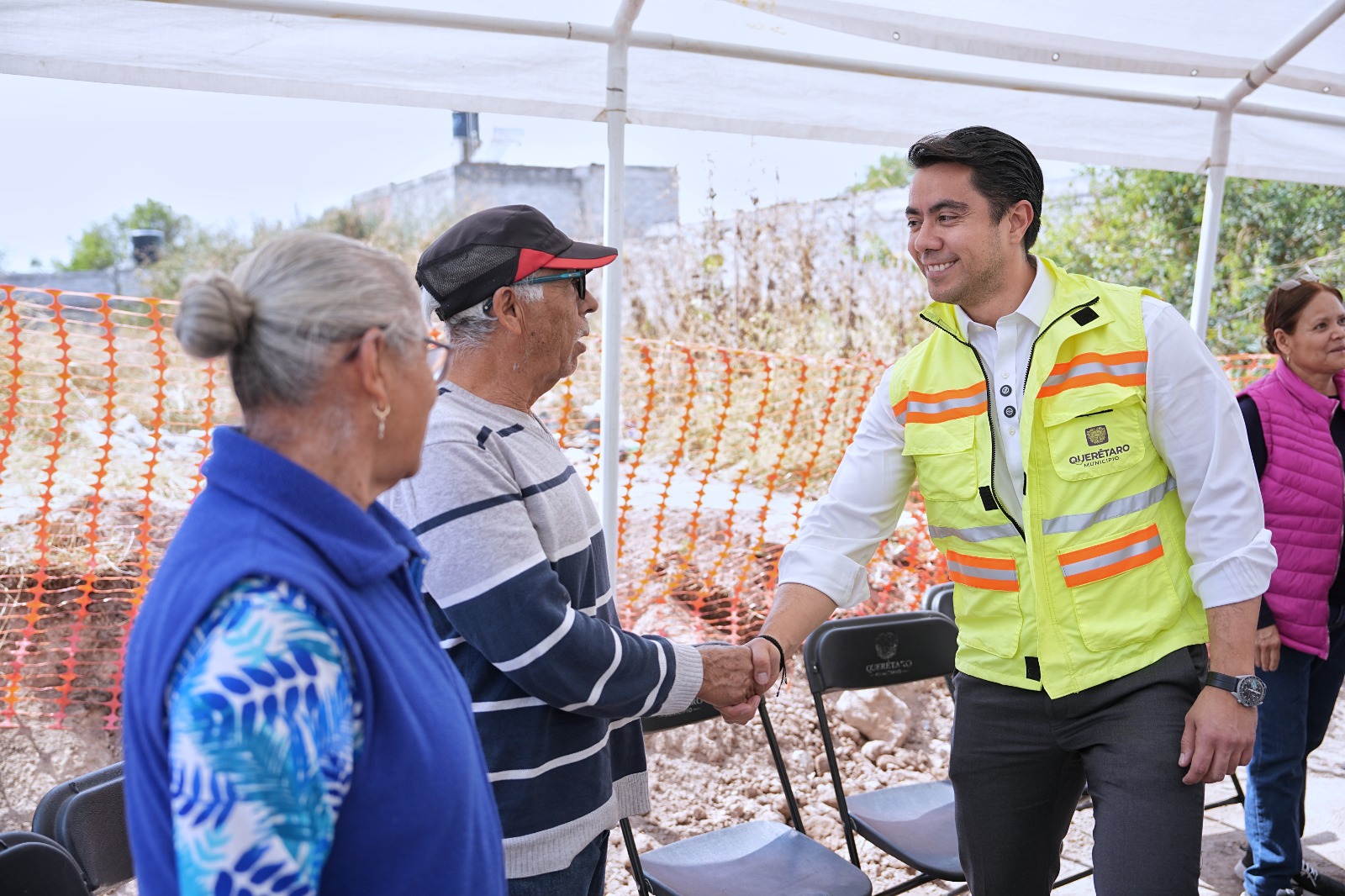 Imagen de Supervisa Felifer Macías obra de la calle Jardineros, en la colonia Peñuelas 2