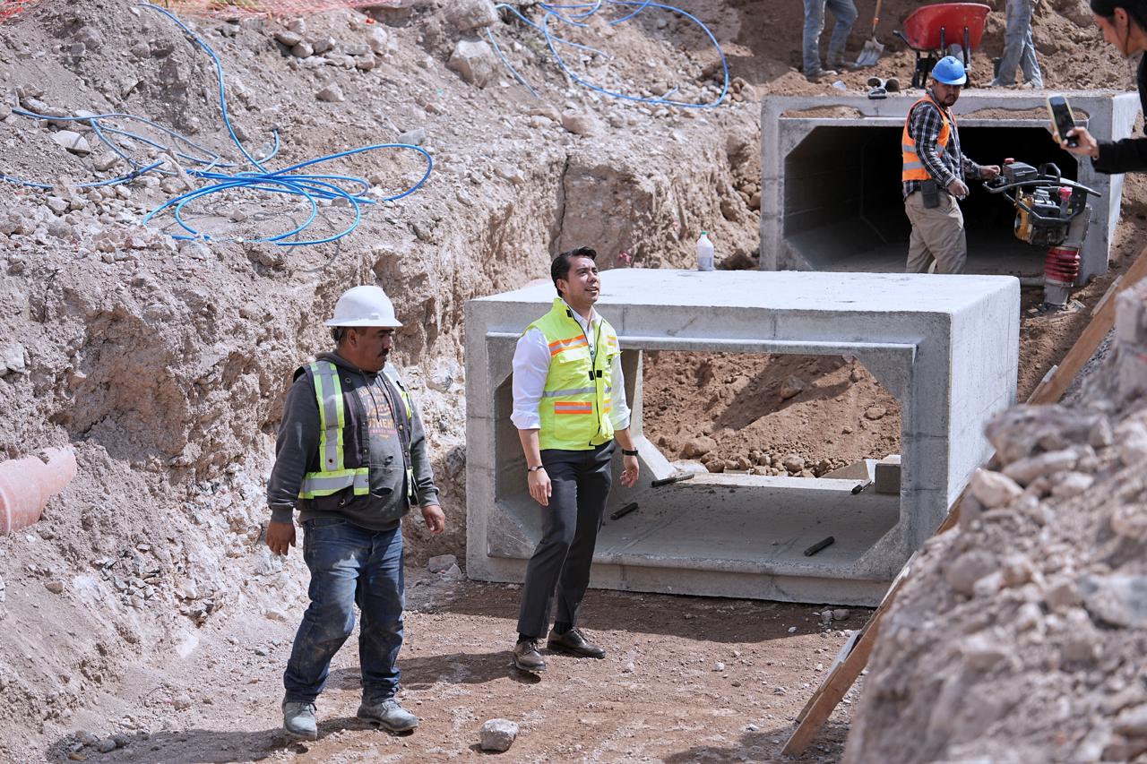 Imagen de Supervisa Felifer Macías obra de la calle Jardineros, en la colonia Peñuelas 3