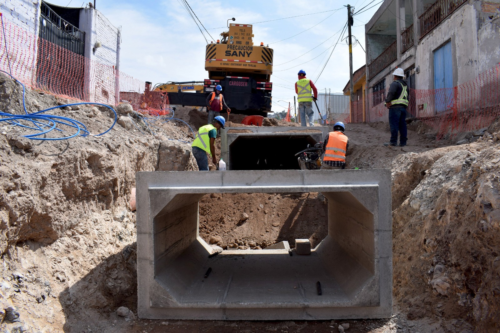 Imagen de Supervisa Felifer Macías obra de la calle Jardineros, en la colonia Peñuelas 4