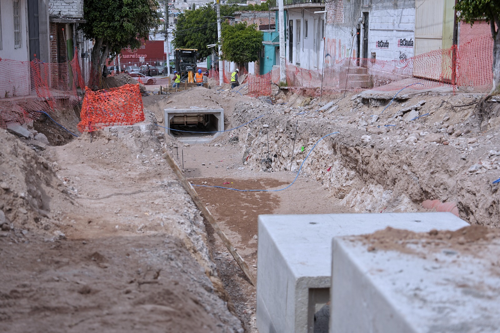 Imagen de Supervisa Felifer Macías obra de la calle Jardineros, en la colonia Peñuelas 6