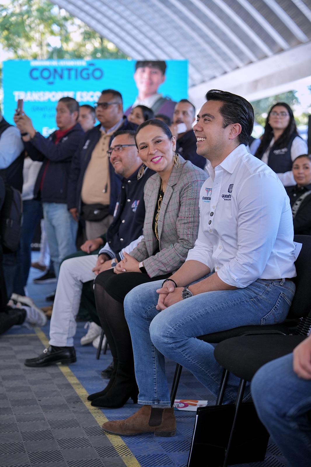 Imagen de Acompaña Felifer Macías al Gobernador en la entrega de transporte escolar 16