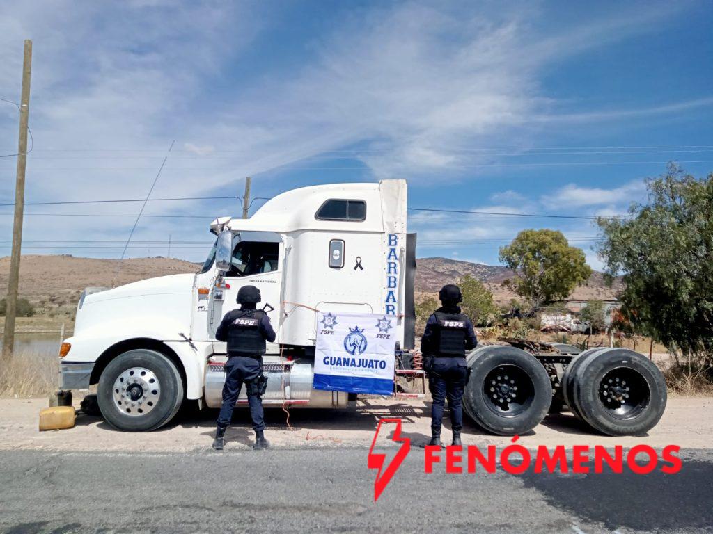 Aseguran en carretera San Felipe-Ocampo un tractocamión con reporte de robo en Querétaro Aseguran en carretera San Felipe-Ocampo un tractocamión con reporte de robo en Querétaro