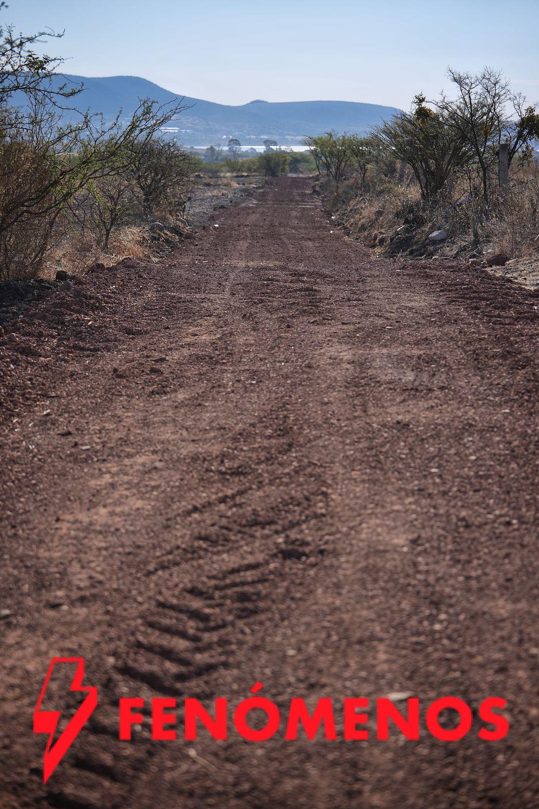 Entrega Felifer Macías rehabilitación de camino de saca en ejido Pie de Gallo