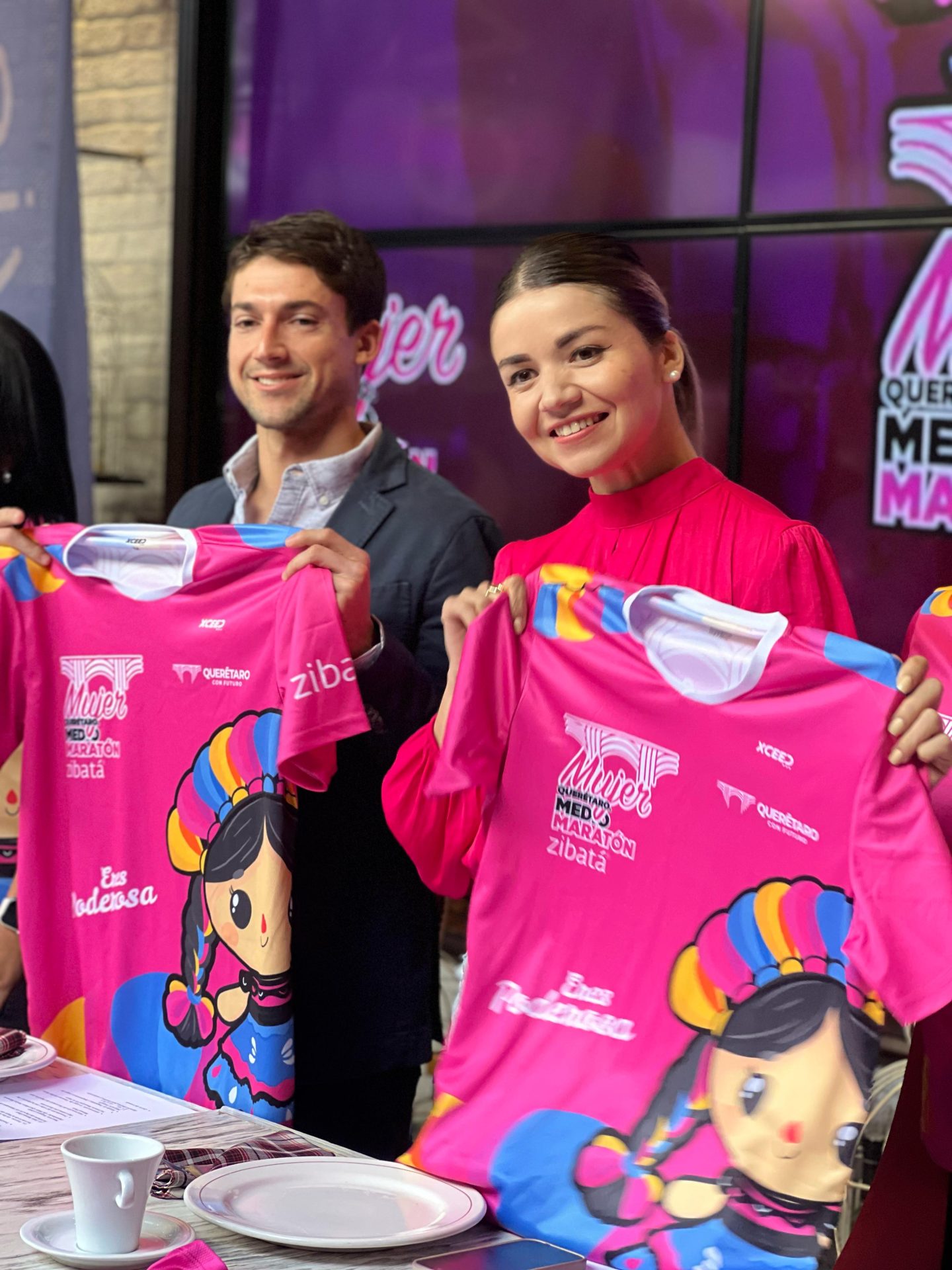 Imagen de Presentan playera y medalla del medio maratón Mujer Querétaro 2025 9