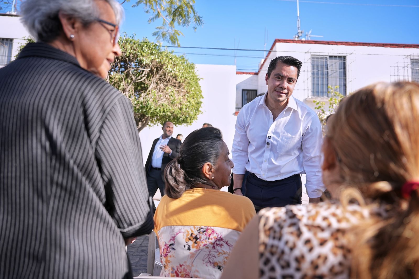 Imagen de Acompaña Felifer a Mauricio Kuri al mejoramiento de calles en La Moderna 6