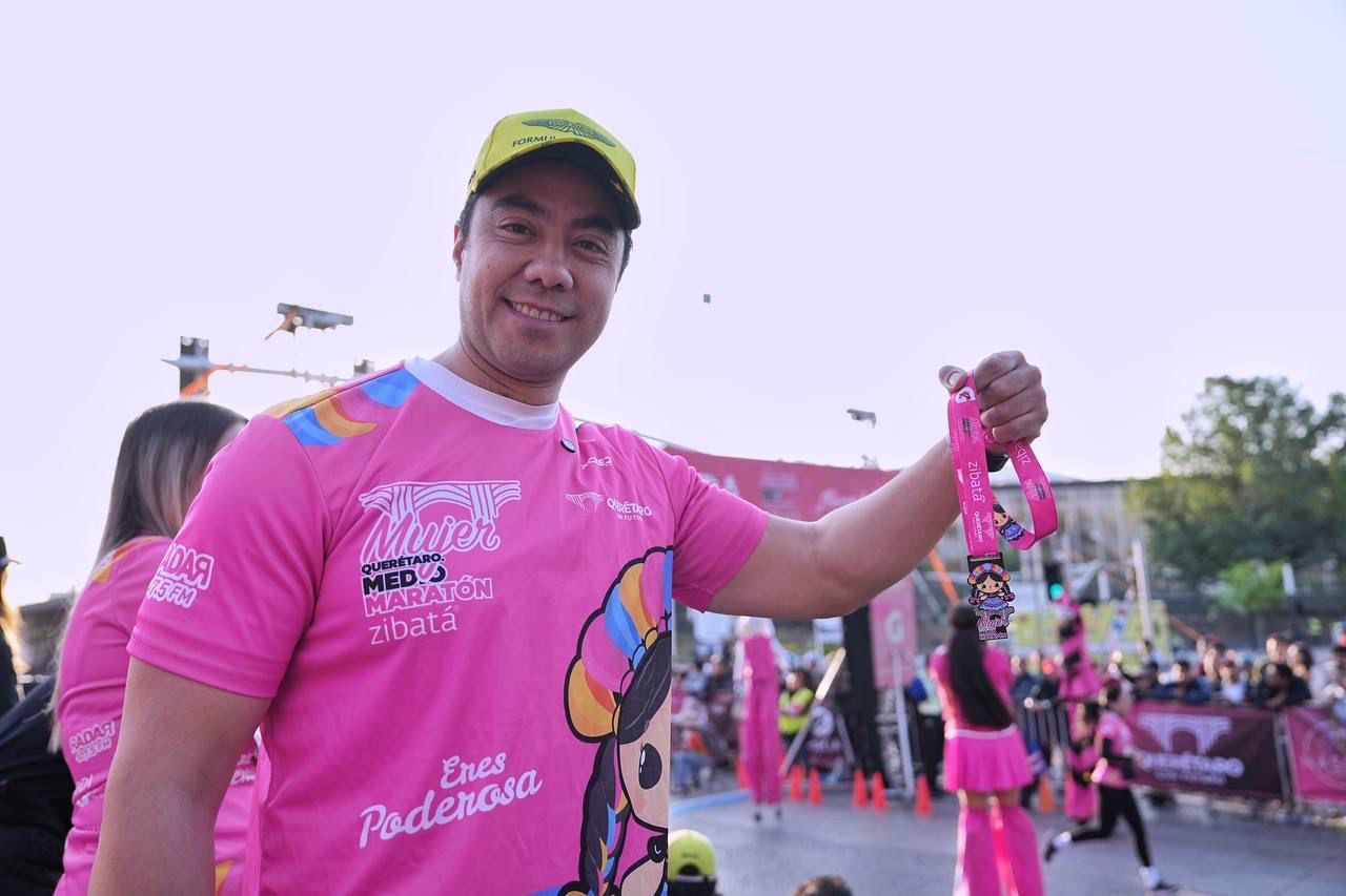 Imagen de Acompaña Felifer Macías a más de 5 mil mujeres atletas en la Carrera Mujer Querétaro Medio Maratón Zibatá 10