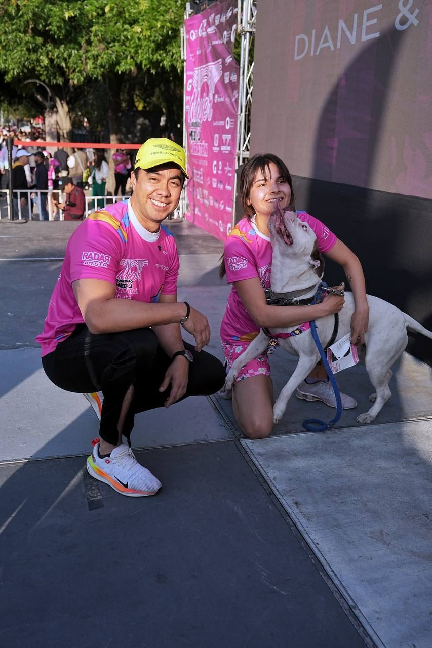 Imagen de Acompaña Felifer Macías a más de 5 mil mujeres atletas en la Carrera Mujer Querétaro Medio Maratón Zibatá 11
