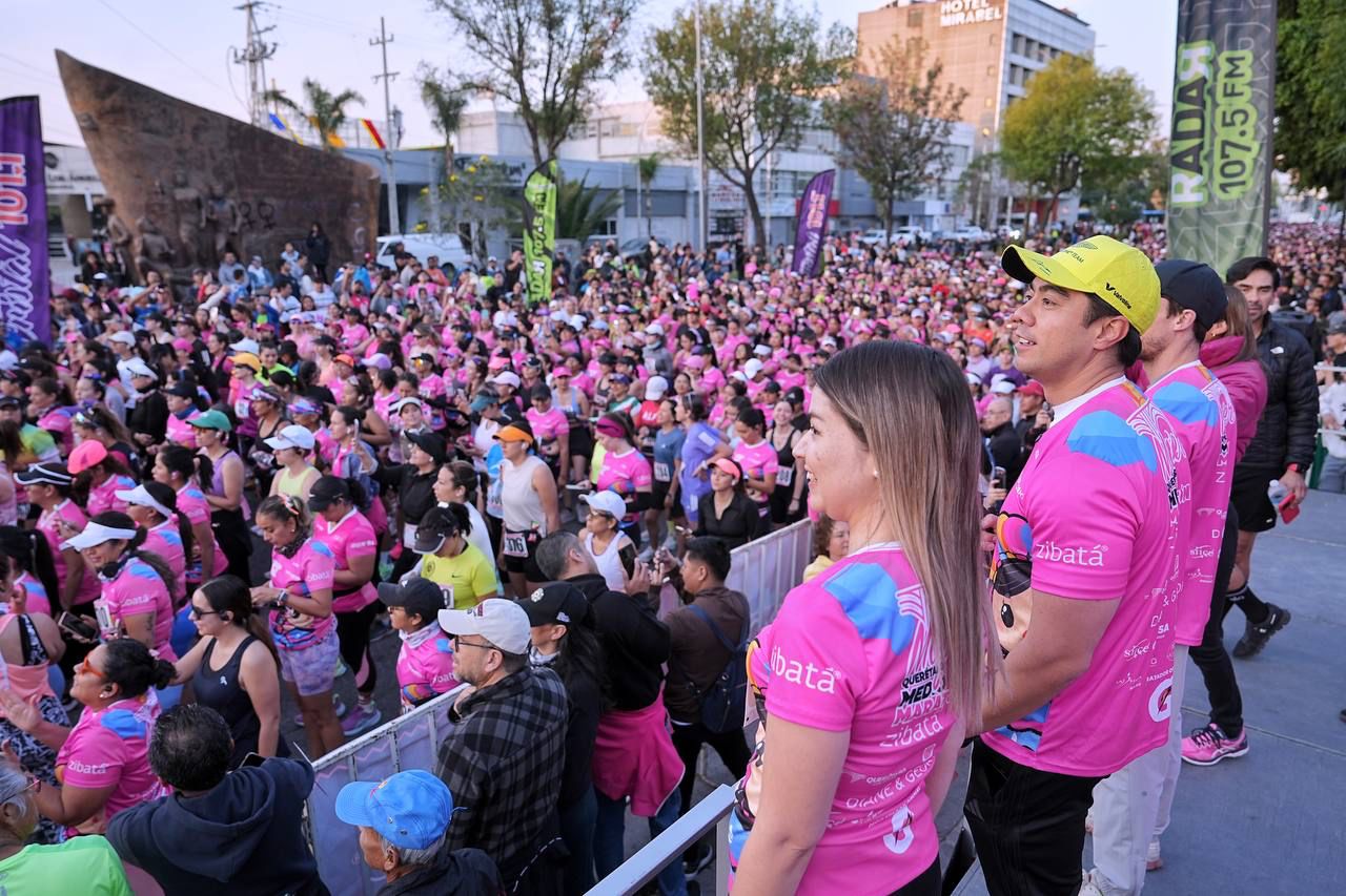 Imagen de Acompaña Felifer Macías a más de 5 mil mujeres atletas en la Carrera Mujer Querétaro Medio Maratón Zibatá 12