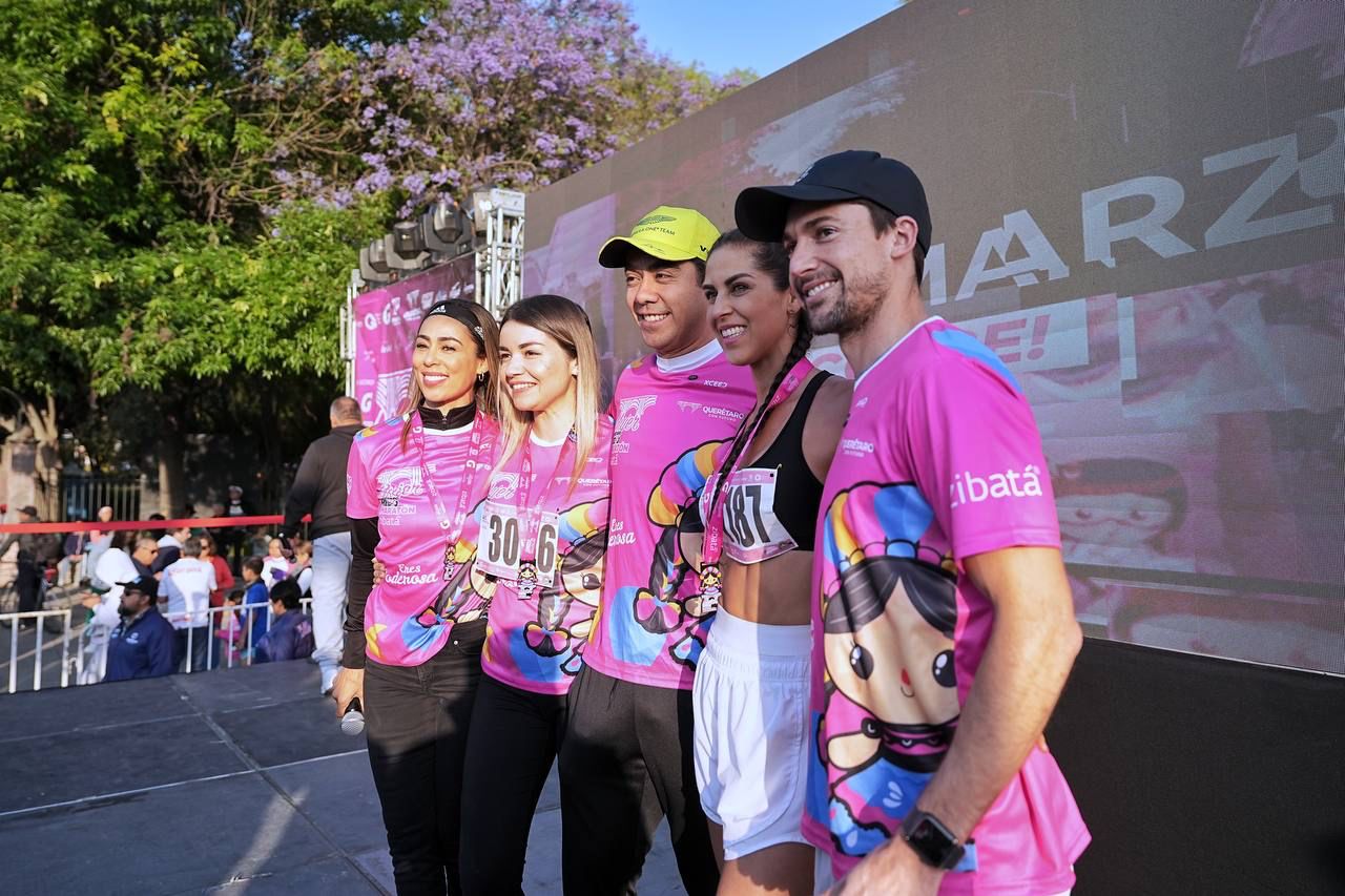 Imagen de Acompaña Felifer Macías a más de 5 mil mujeres atletas en la Carrera Mujer Querétaro Medio Maratón Zibatá 13
