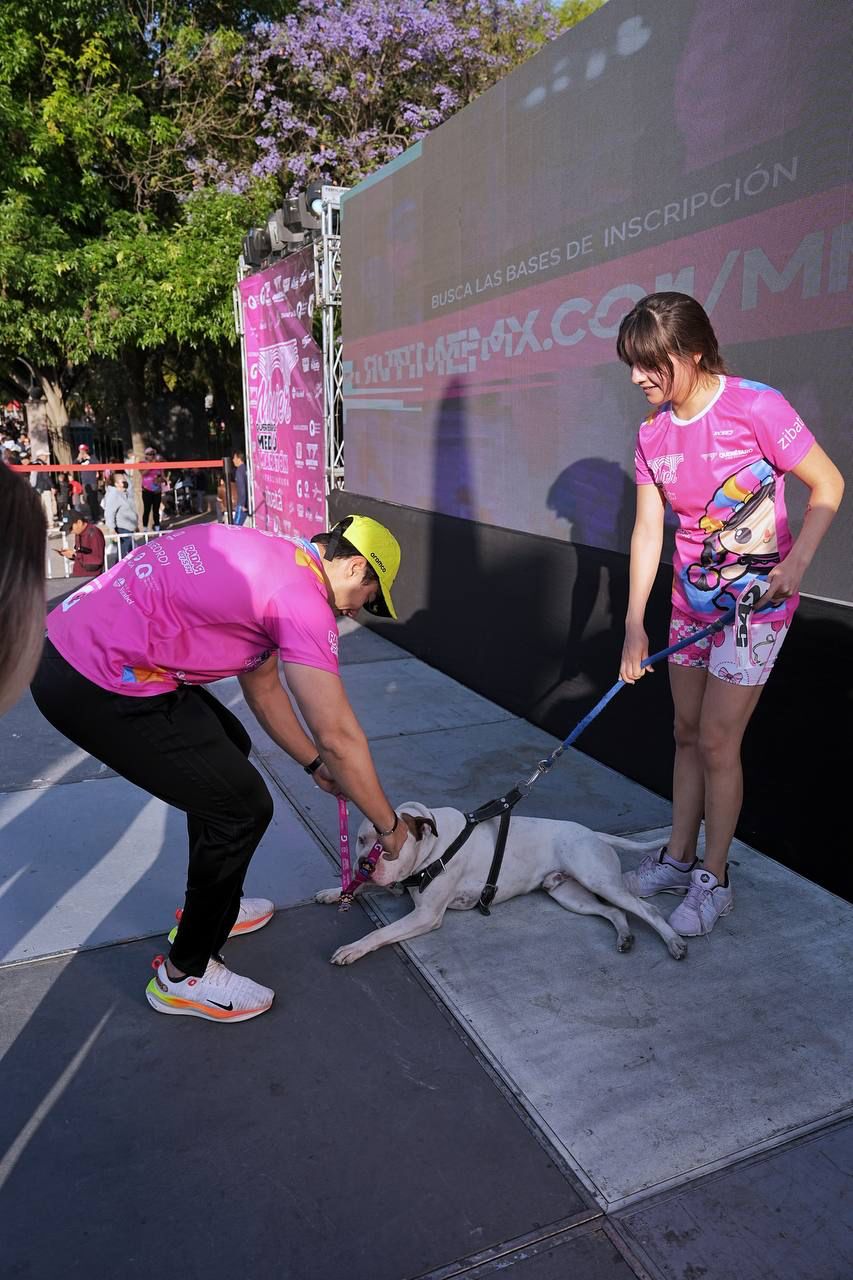 Imagen de Acompaña Felifer Macías a más de 5 mil mujeres atletas en la Carrera Mujer Querétaro Medio Maratón Zibatá 14