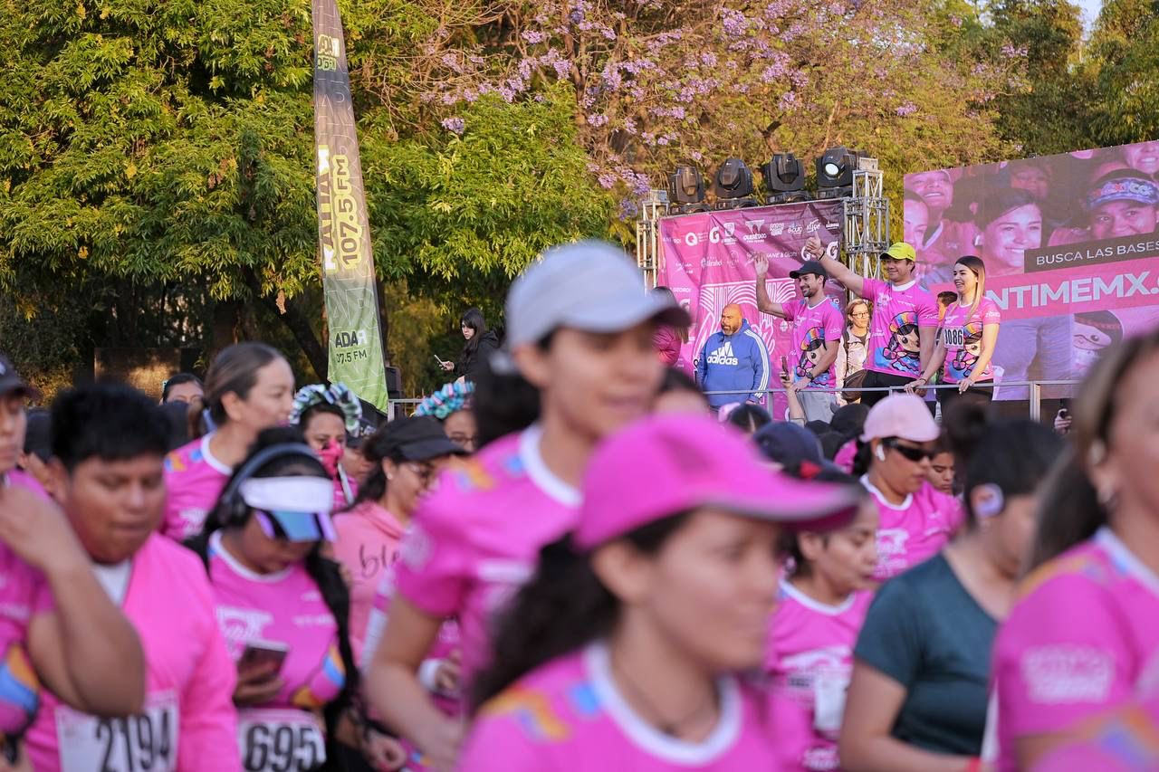 Imagen de Acompaña Felifer Macías a más de 5 mil mujeres atletas en la Carrera Mujer Querétaro Medio Maratón Zibatá 6