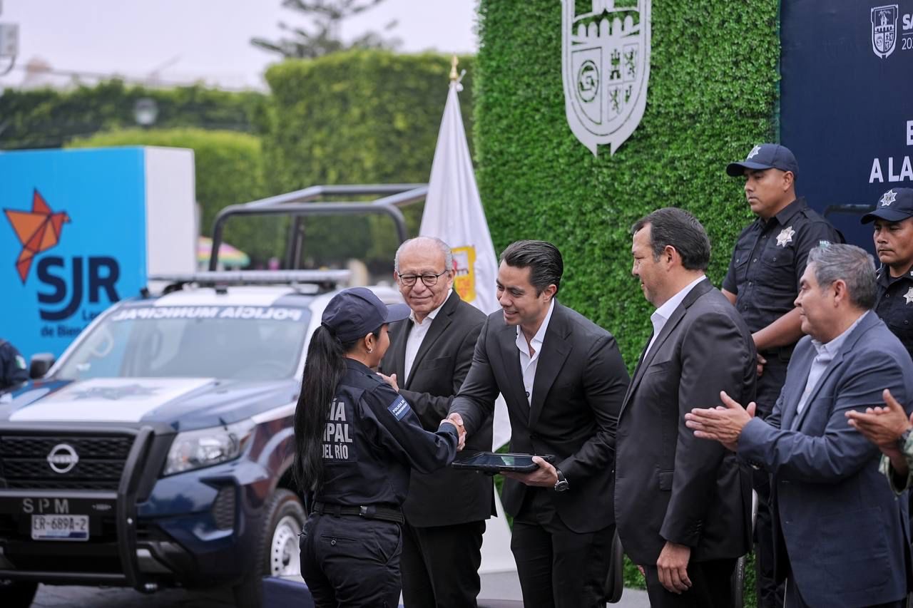 Imagen de Asiste Felifer Macías a entrega de equipamiento en San Juan del Río 31