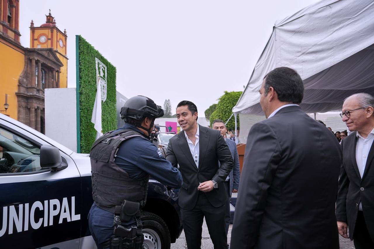 Imagen de Asiste Felifer Macías a entrega de equipamiento en San Juan del Río 32
