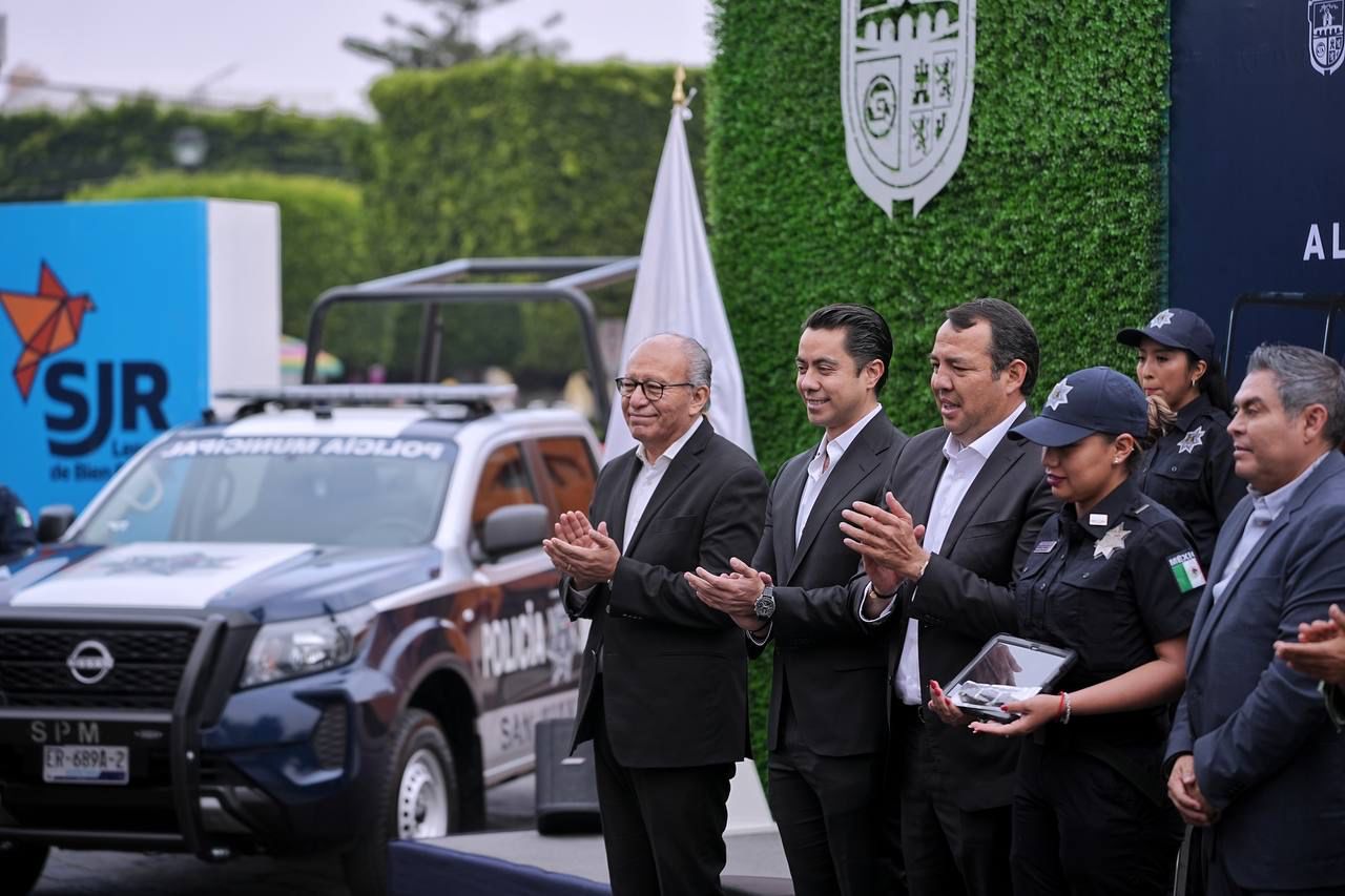 Imagen de Asiste Felifer Macías a entrega de equipamiento en San Juan del Río 33