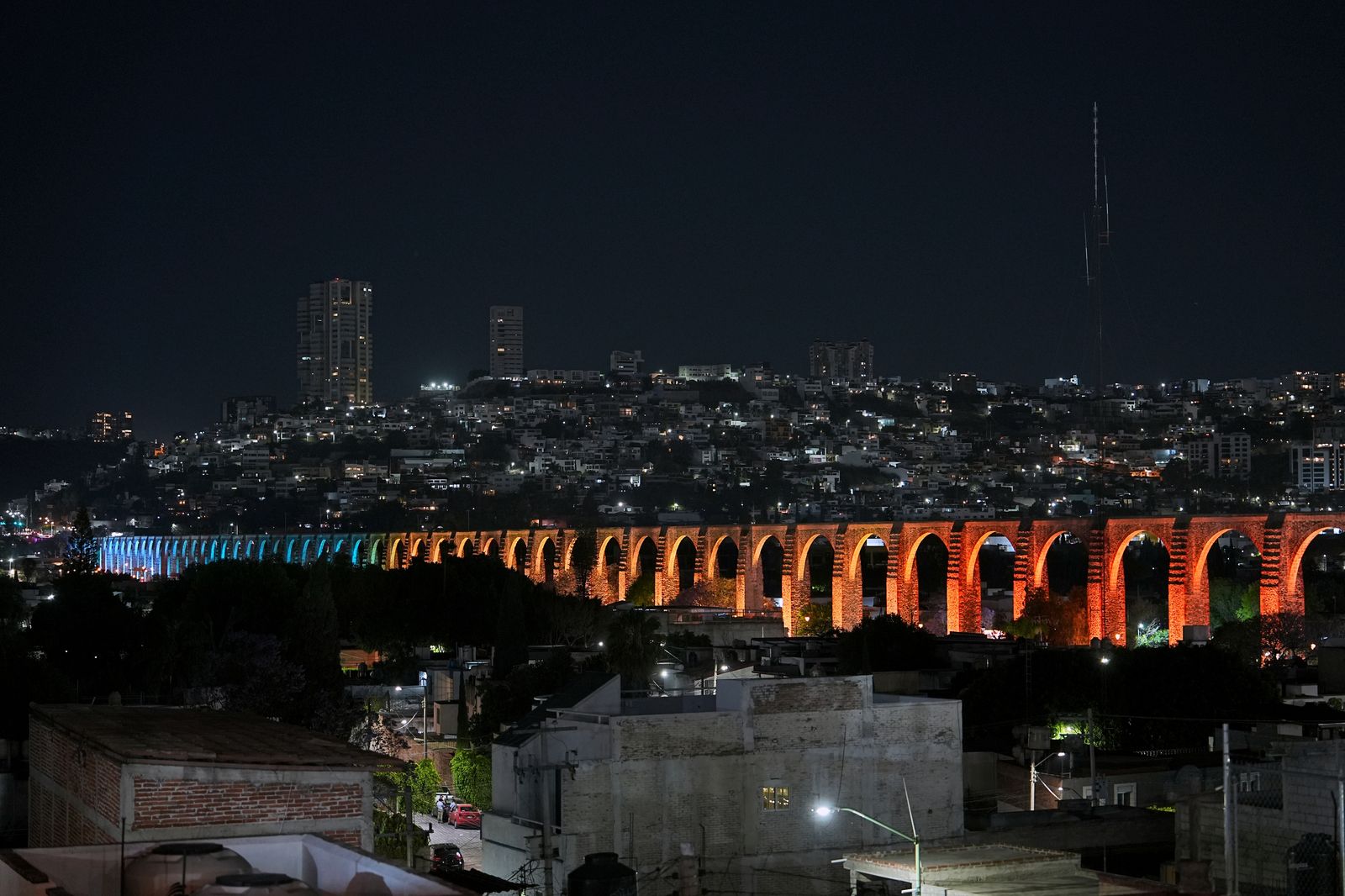 Imagen de Encabeza Felifer Macías encendido de Los Arcos para concientizar sobre la neurodivergencia 3