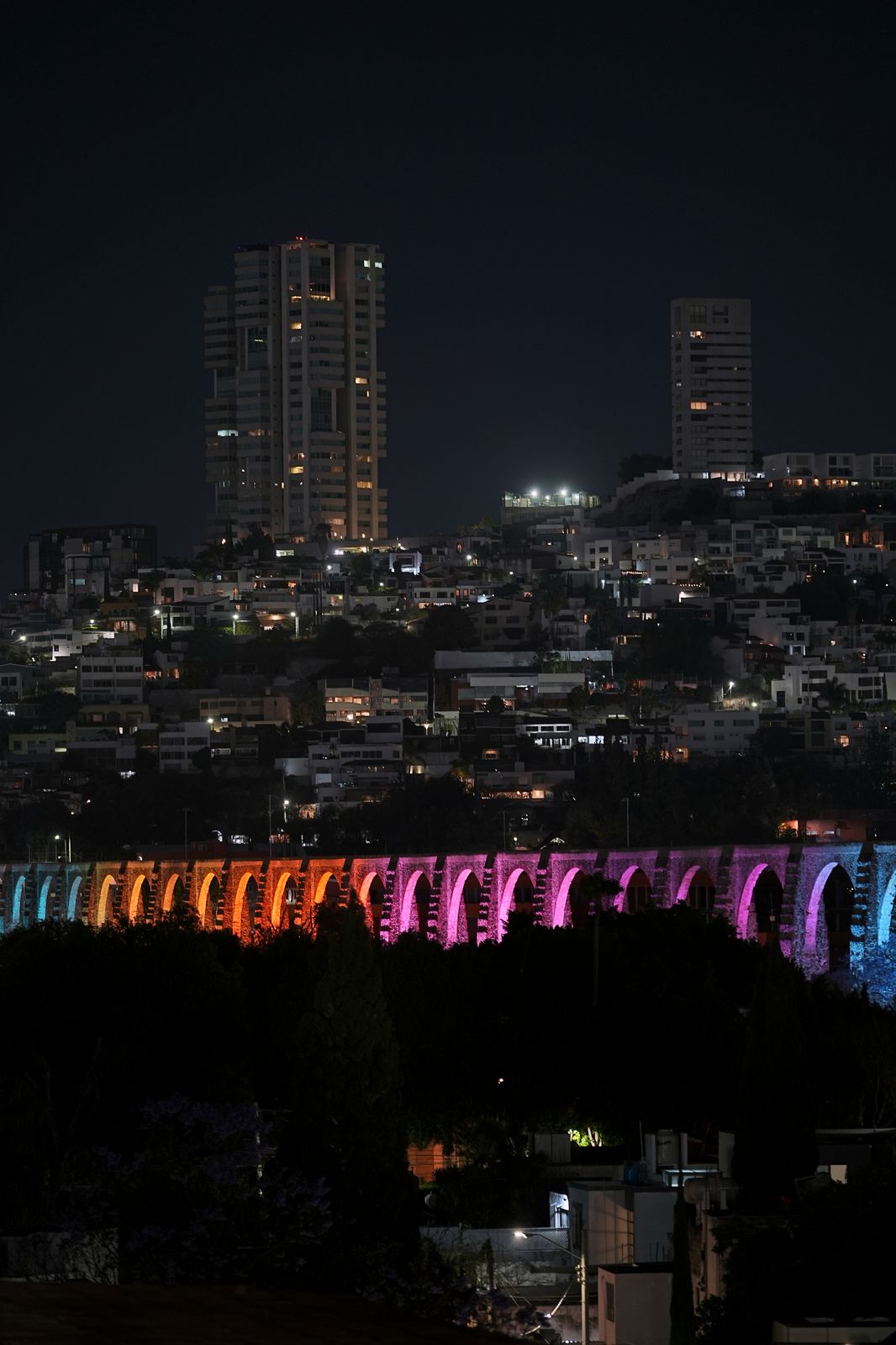 Imagen de Encabeza Felifer Macías encendido de Los Arcos para concientizar sobre la neurodivergencia 4