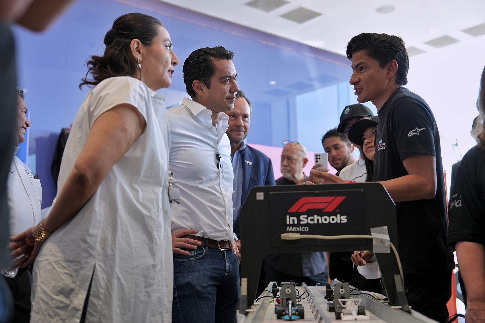 Imagen de Encabeza Felifer Macías inauguración del Desafío Stem F1 In Schools México 13