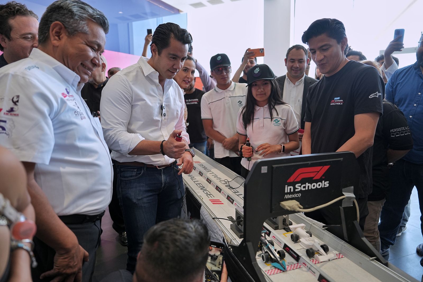 Imagen de Encabeza Felifer Macías inauguración del Desafío Stem F1 In Schools México 14