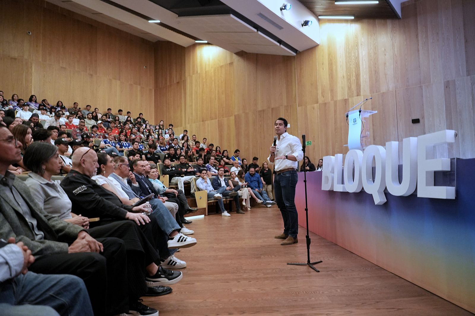 Imagen de Encabeza Felifer Macías inauguración del Desafío Stem F1 In Schools México 12