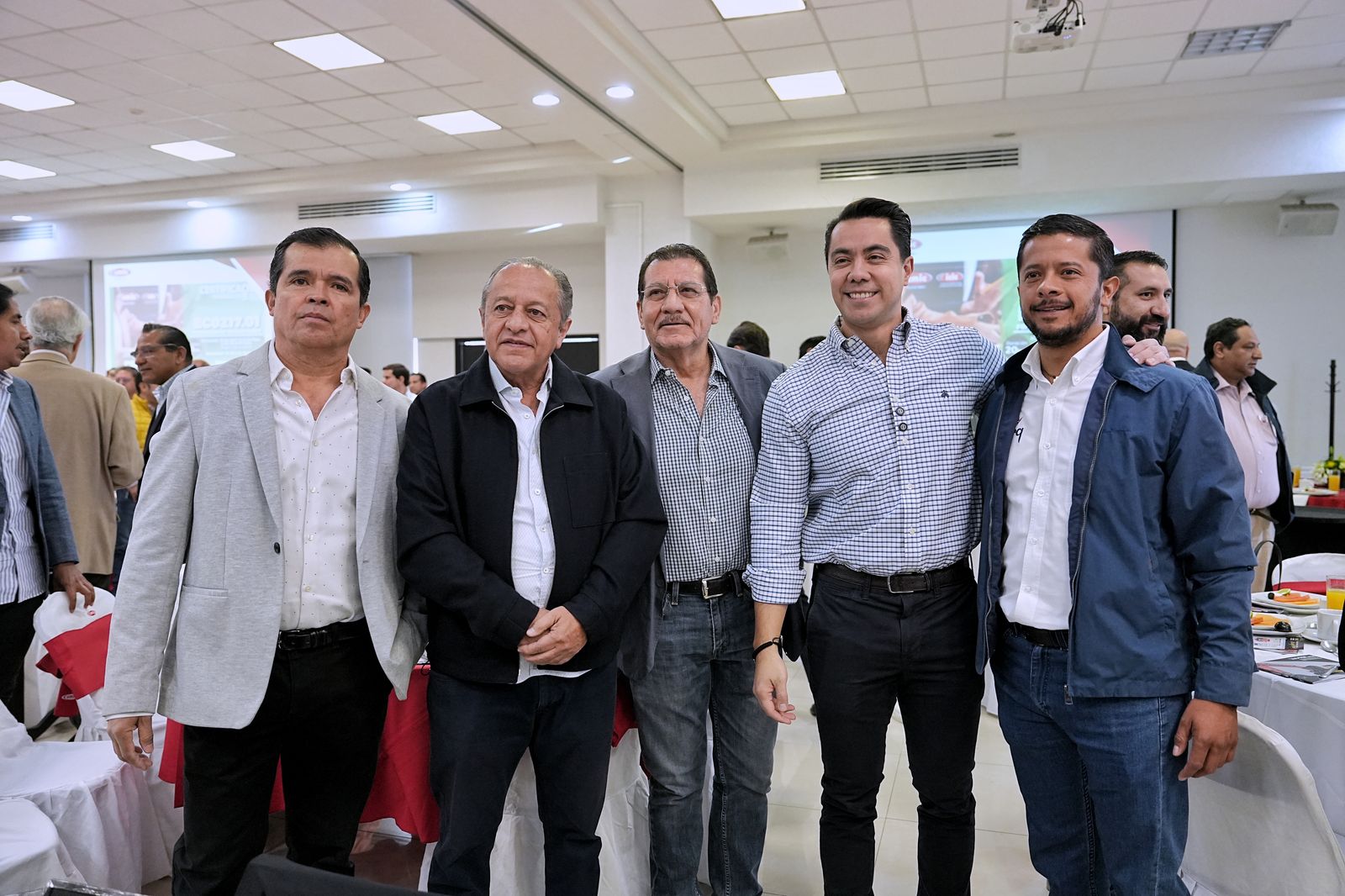 Imagen de Se reúne Felifer Macías con integrantes de la CMIC 8