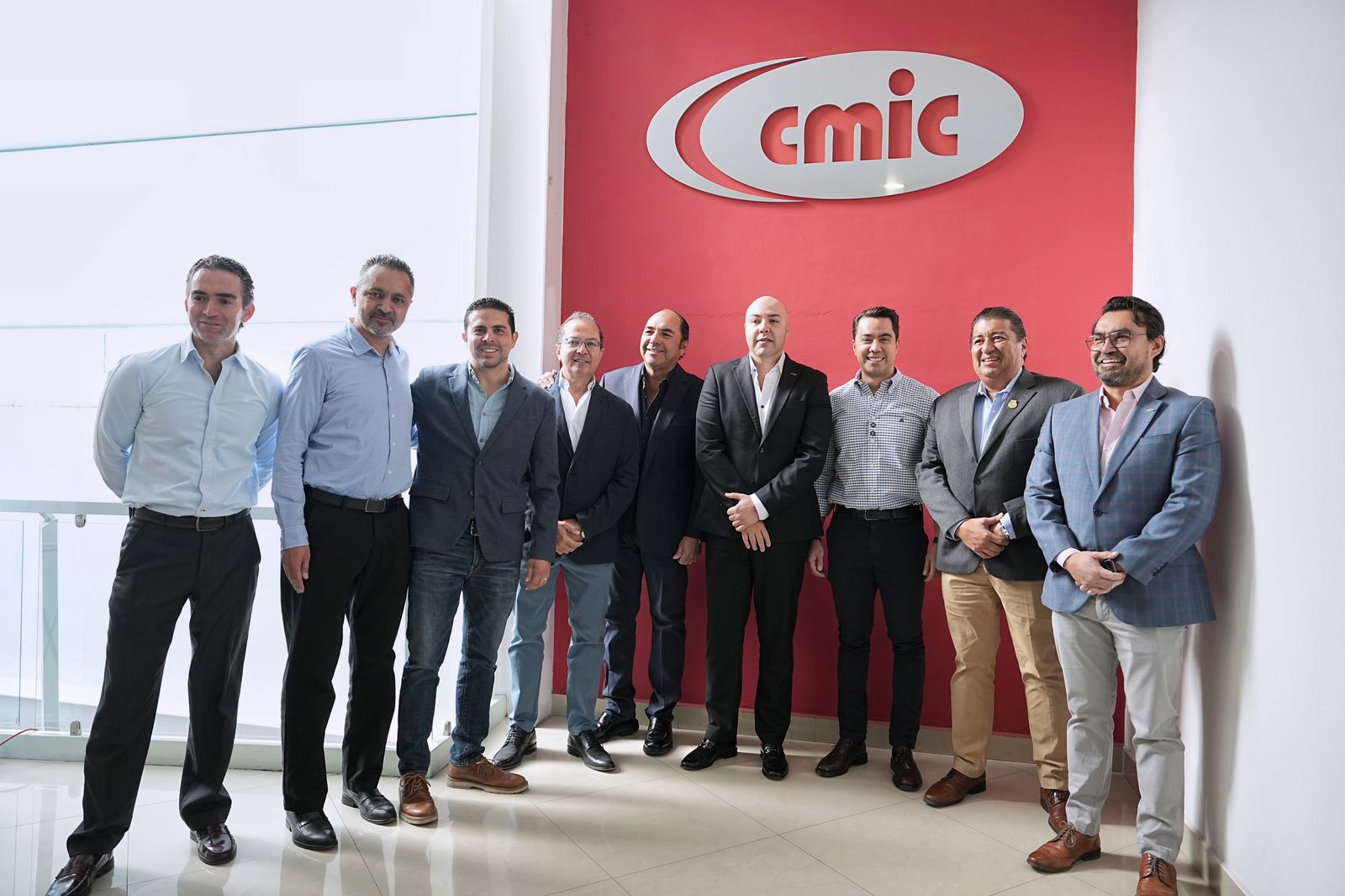 Imagen de Se reúne Felifer Macías con integrantes de la CMIC 9