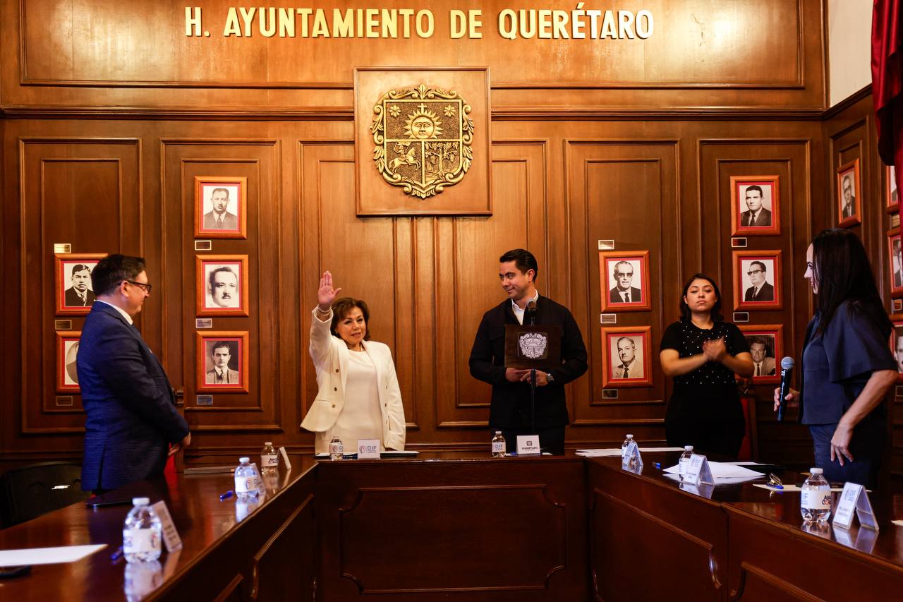 Imagen de Acude Felifer a la toma de protesta de los integrantes del Patronato del Sistema Municipal DIF 2