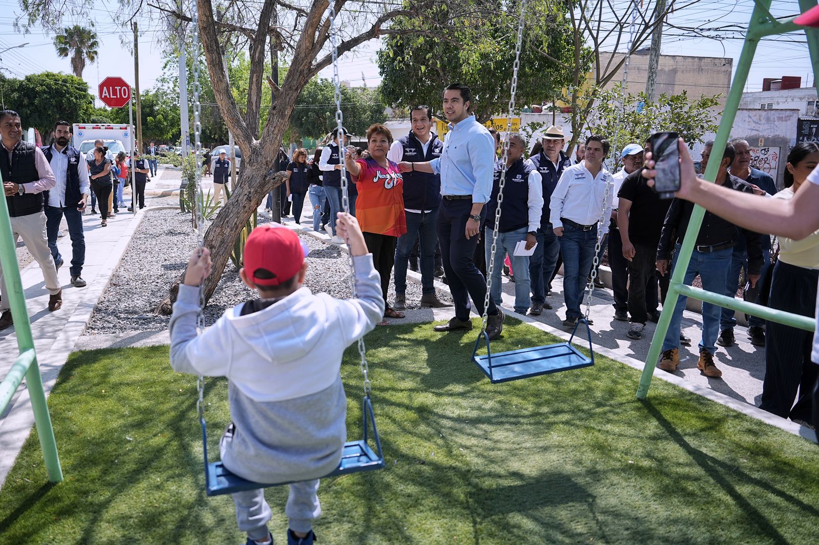 Imagen de Entrega Felifer Macías resultados de Alcalde en Acción en la colonia Cerrito Colorado 3