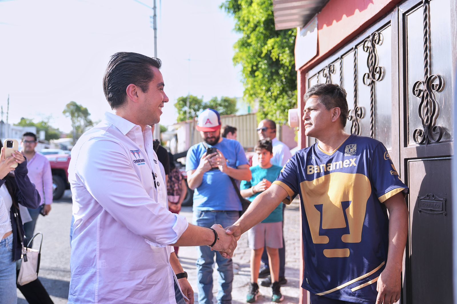 Imagen de Asiste Felifer Macías a entrega de mejoramiento de calles en la colonia Cerrito Colorado 8