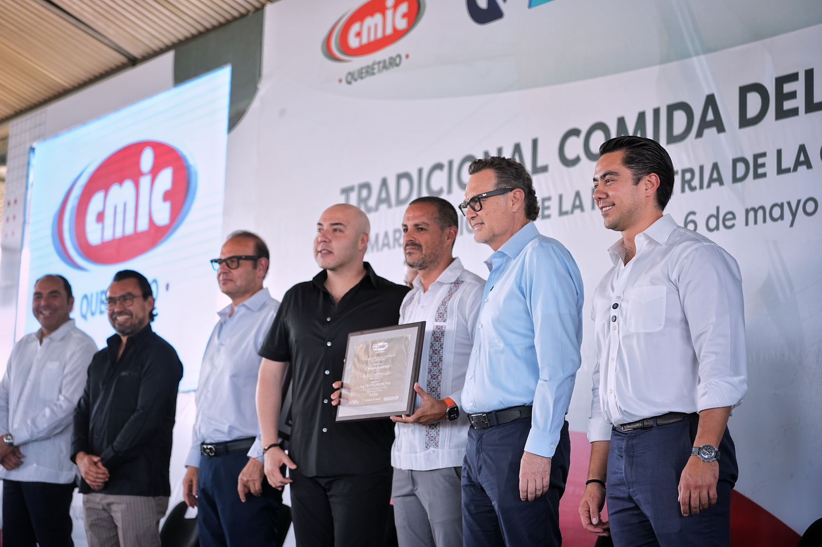 Imagen de Asiste Felifer Macías al festejo de la Santa Cruz, de la Cámara Mexicana de la Industria de la Construcción Delegación Querétaro 9