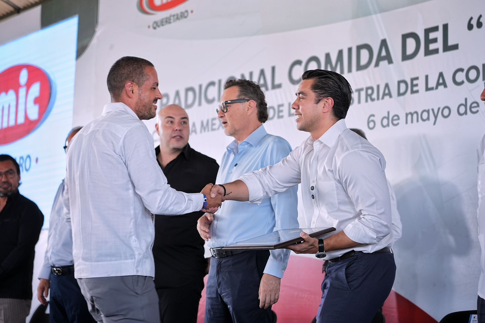 Imagen de Asiste Felifer Macías al festejo de la Santa Cruz, de la Cámara Mexicana de la Industria de la Construcción Delegación Querétaro 6