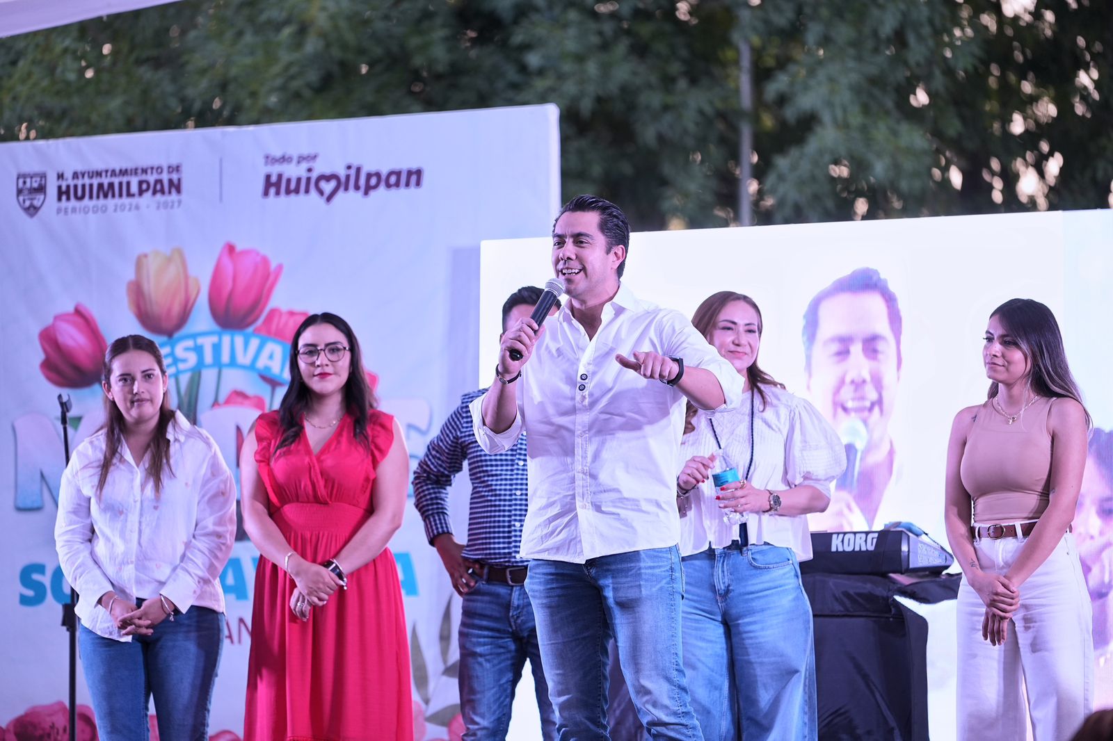 Imagen de Asiste Felifer Macías al festival Madre Solo Hay Una, en Huimilpan 20
