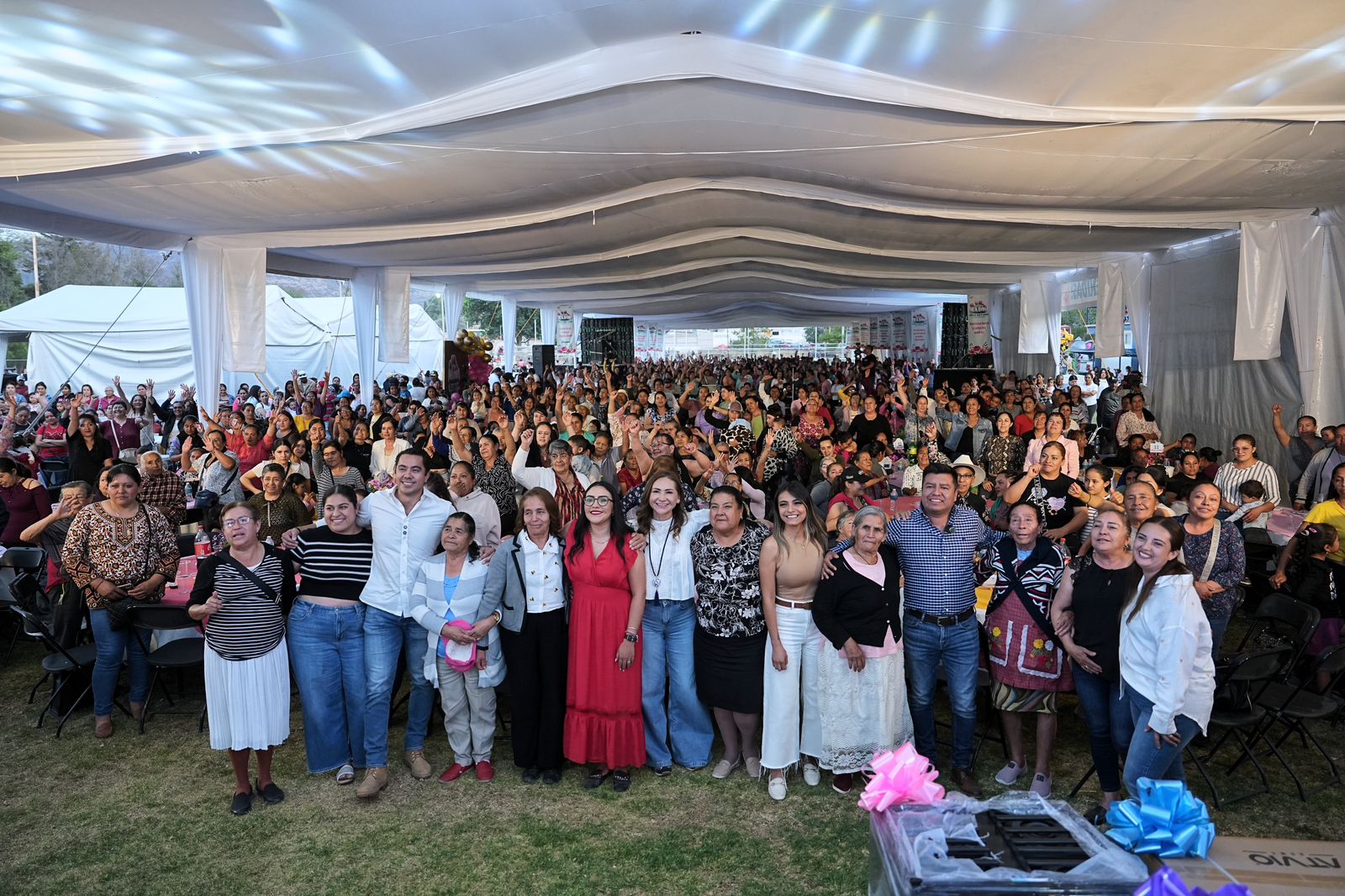 Imagen de Asiste Felifer Macías al festival Madre Solo Hay Una, en Huimilpan 21