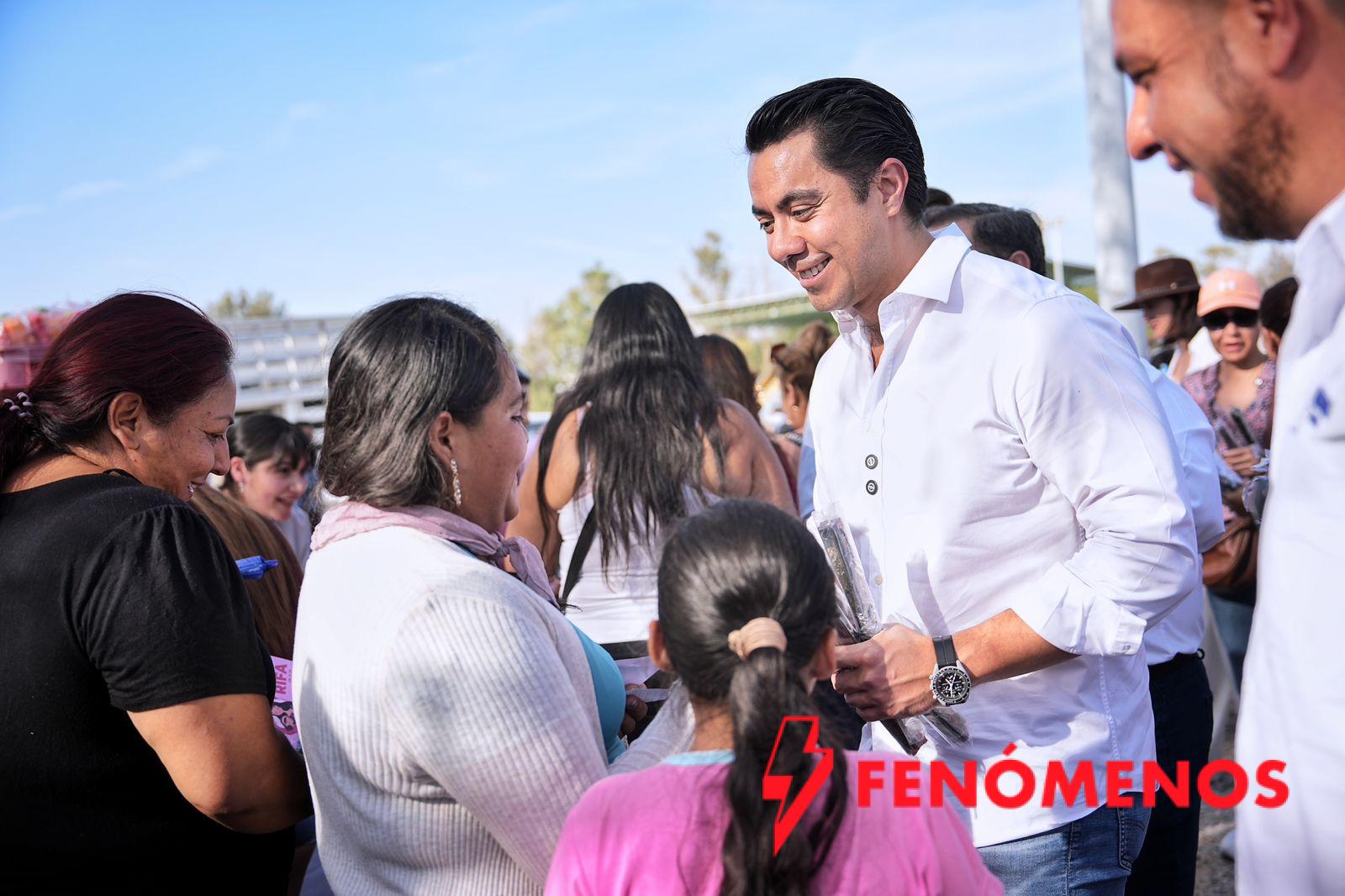 Festeja Felifer Macías a las mamás en su día en la Delegación Josefa Vergara y Hernández