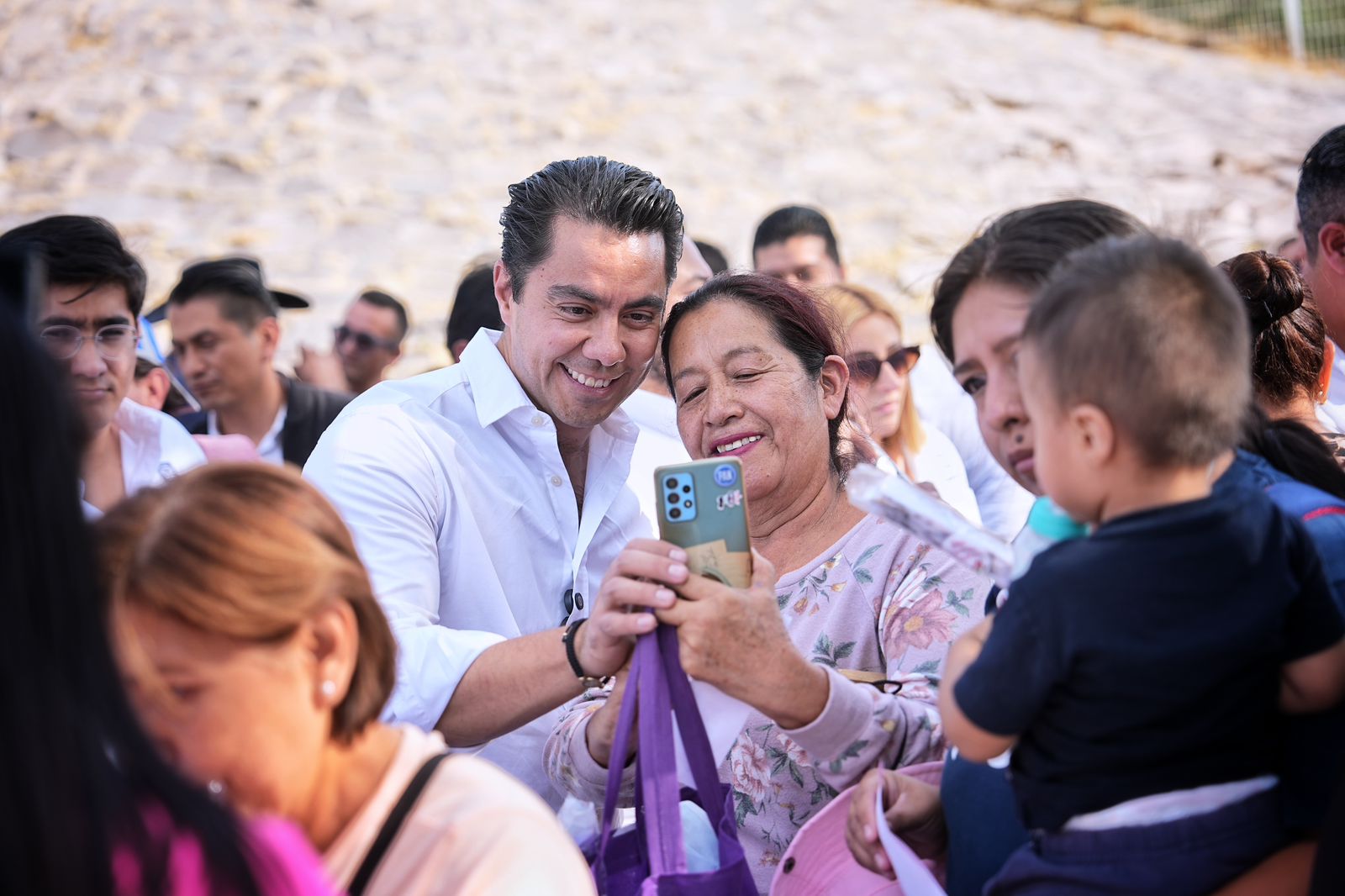 Imagen de Festeja Felifer Macías a las mamás en su día en la Delegación Josefa Vergara y Hernández 13