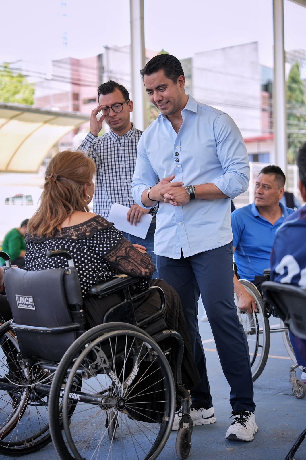 Imagen de Presenta Felifer Macías a deportistas con discapacidad el programa social El Extra 22