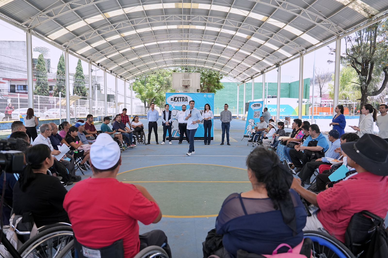 Imagen de Presenta Felifer Macías a deportistas con discapacidad el programa social El Extra 20