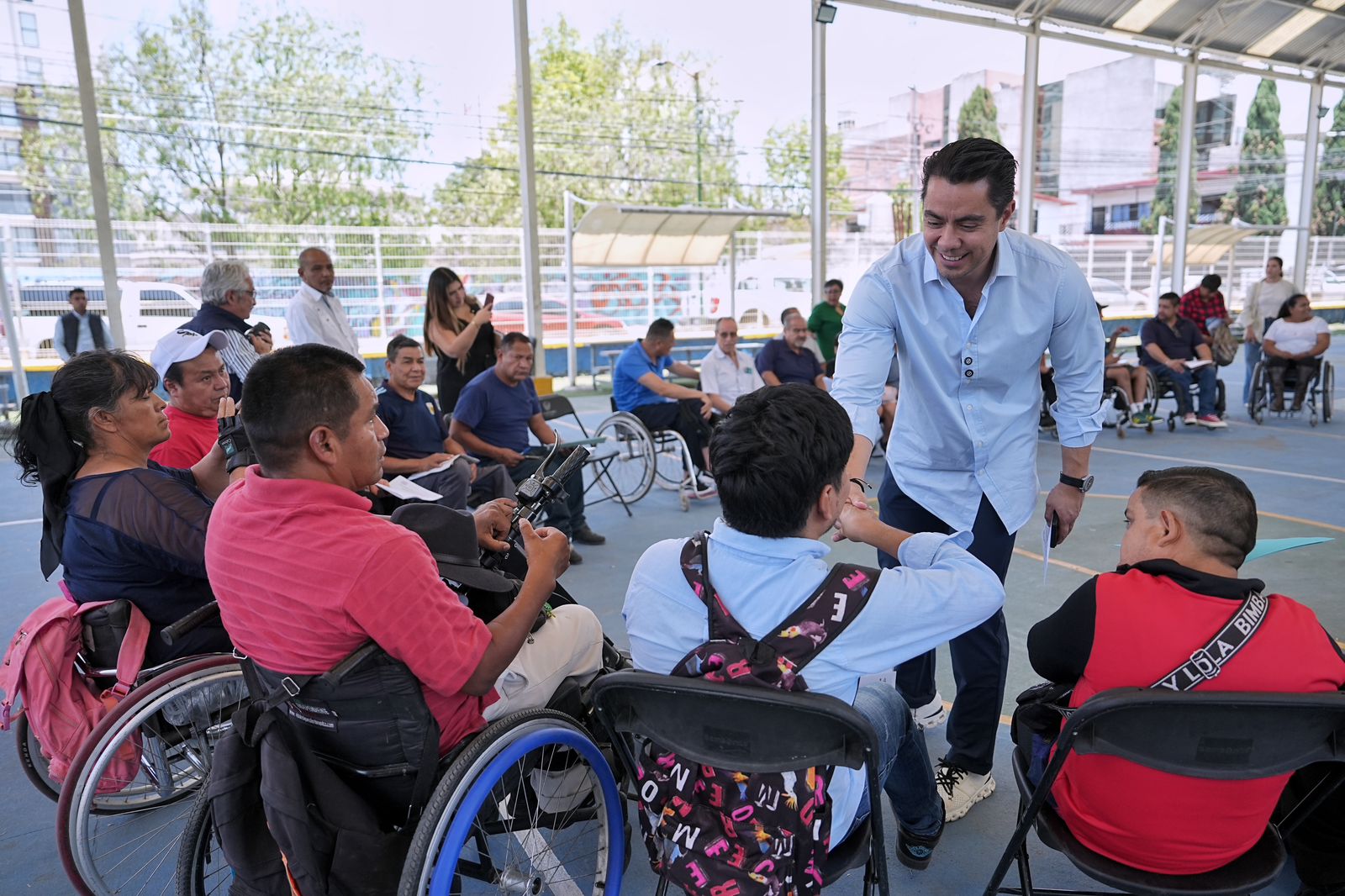 Imagen de Presenta Felifer Macías a deportistas con discapacidad el programa social El Extra 21