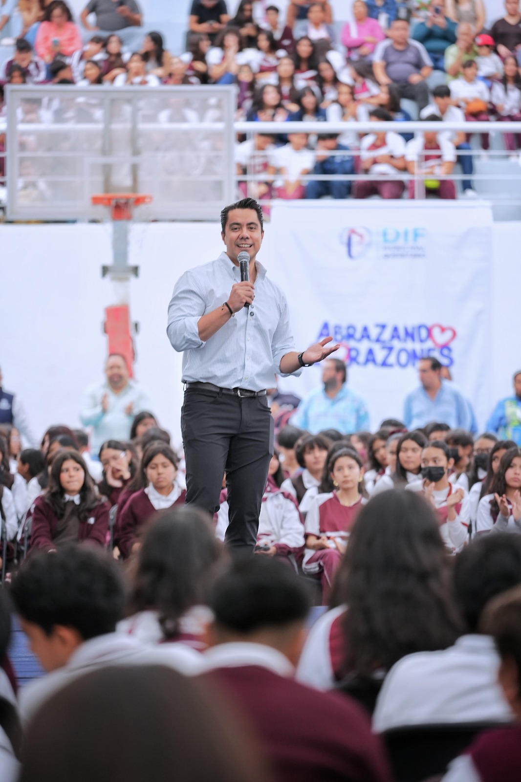 Imagen de Entrega Felifer Macías 600 lentes a estudiantes y refrenda su compromiso con la educación 8