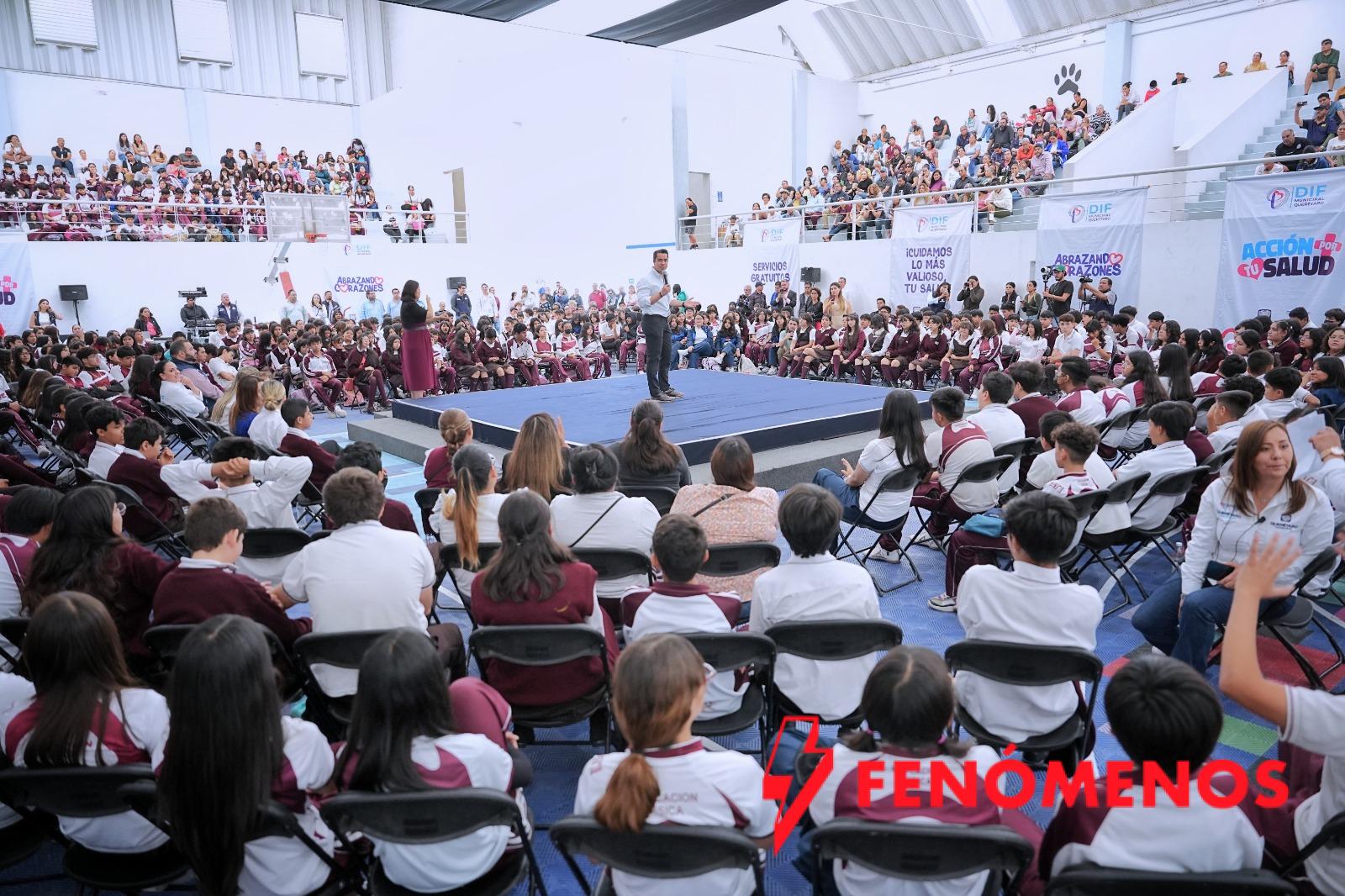 Imagen de Entrega Felifer Macías 600 lentes a estudiantes y refrenda su compromiso con la educación 1