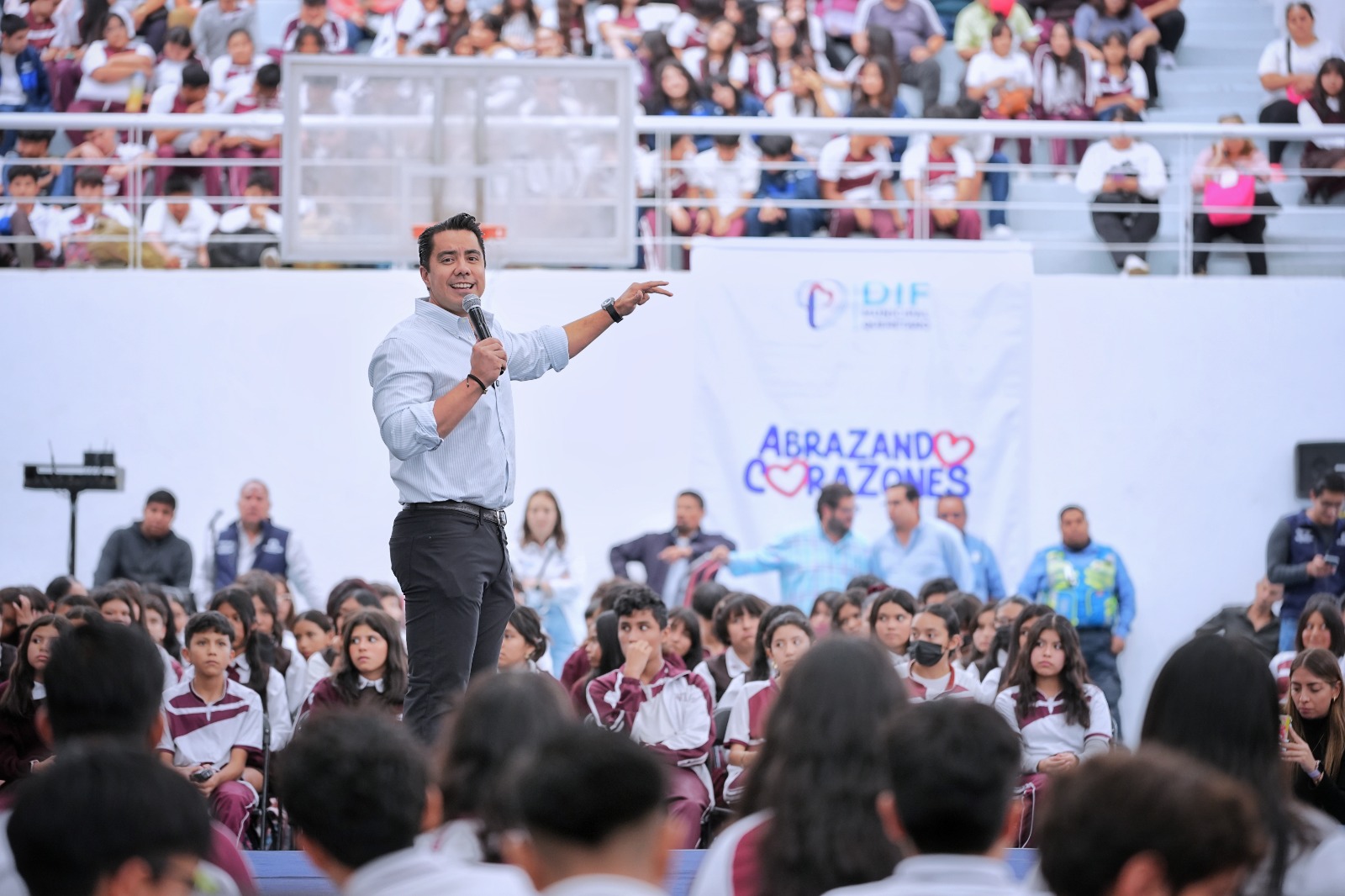 Imagen de Entrega Felifer Macías 600 lentes a estudiantes y refrenda su compromiso con la educación 2