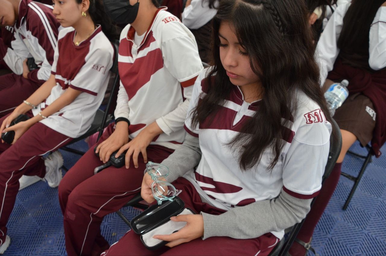 Imagen de Entrega Felifer Macías 600 lentes a estudiantes y refrenda su compromiso con la educación 4