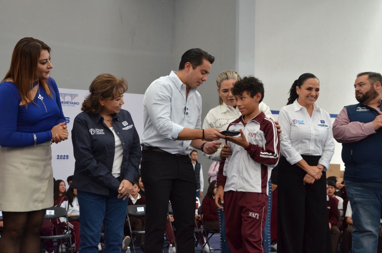 Imagen de Entrega Felifer Macías 600 lentes a estudiantes y refrenda su compromiso con la educación 5