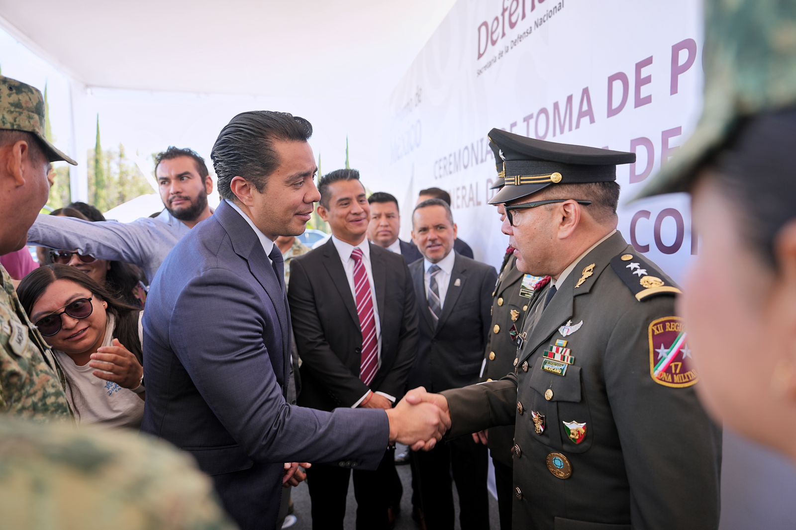 Imagen de Atestigua Felifer Macías toma de protesta del nuevo Comandante de la XVII Zona Militar 3