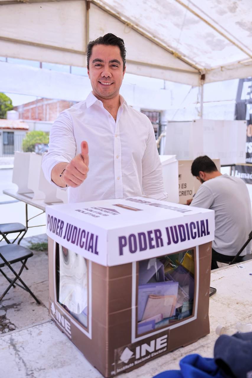 Imagen de Asiste Felifer Macías a ejercer su derecho a votar 5