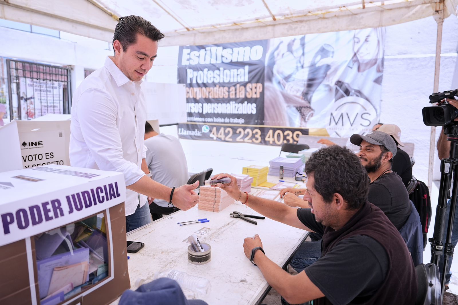 Imagen de Asiste Felifer Macías a ejercer su derecho a votar 3
