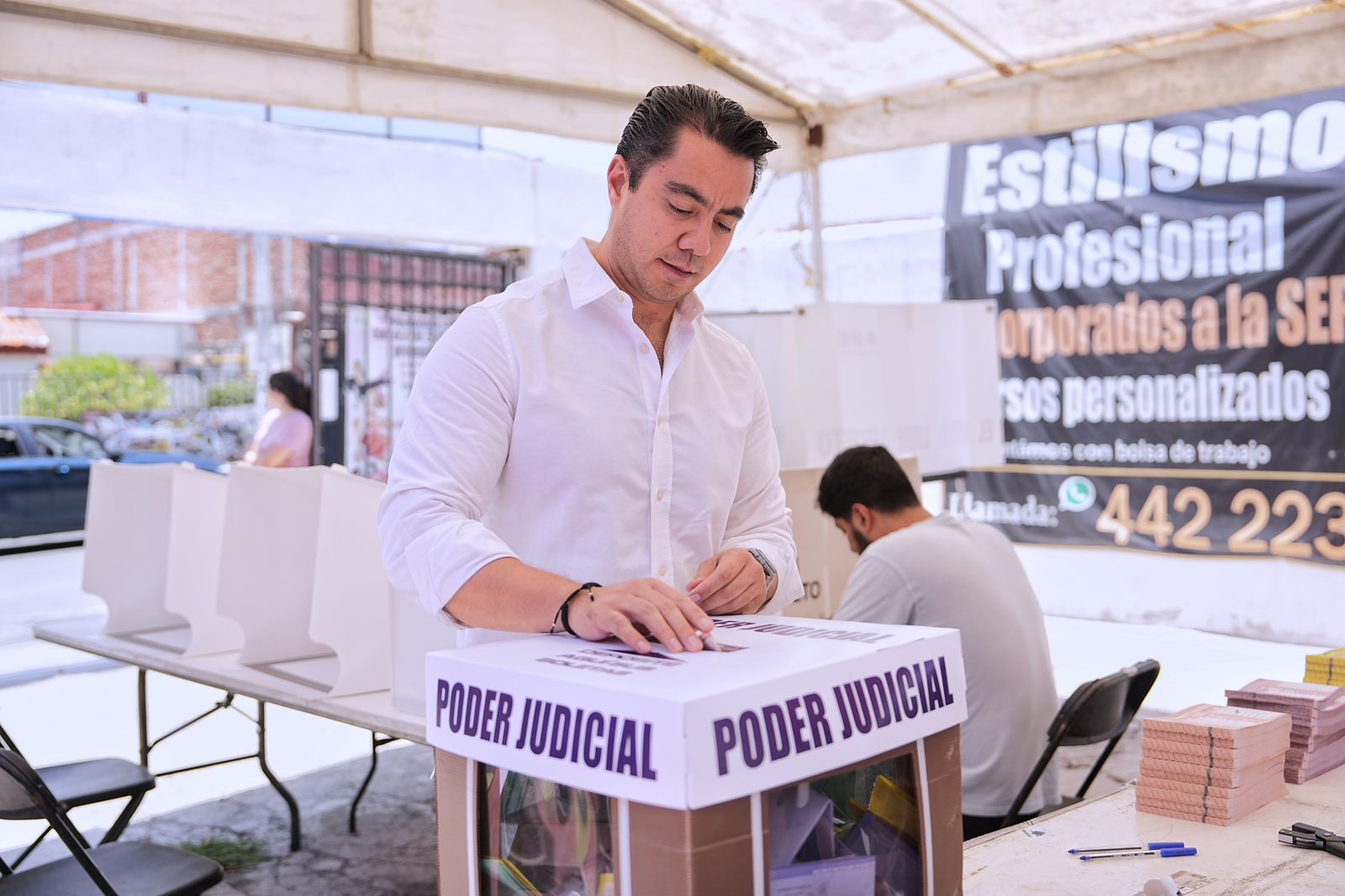 Imagen de Asiste Felifer Macías a ejercer su derecho a votar 4