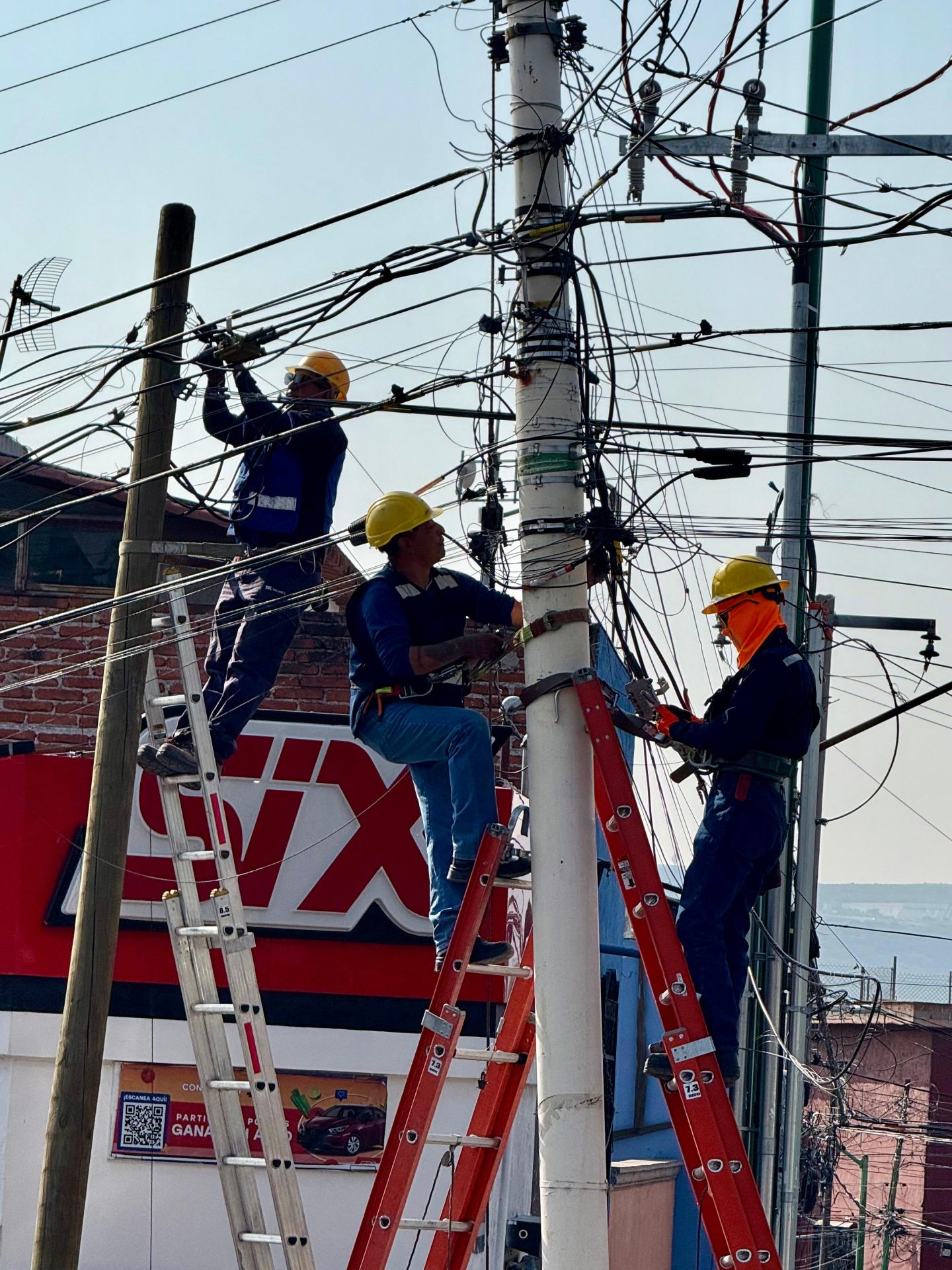 Imagen de Suman 3.8 toneladas de cables en desuso retirados de la vía pública en Querétaro 3