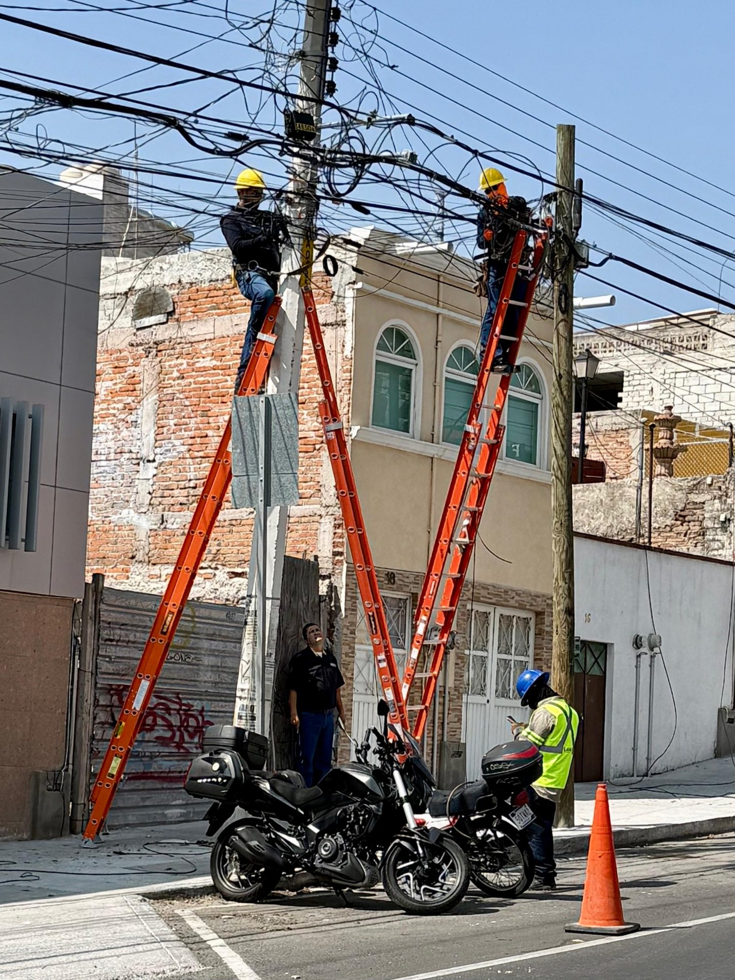 Imagen de Suman 3.8 toneladas de cables en desuso retirados de la vía pública en Querétaro 4