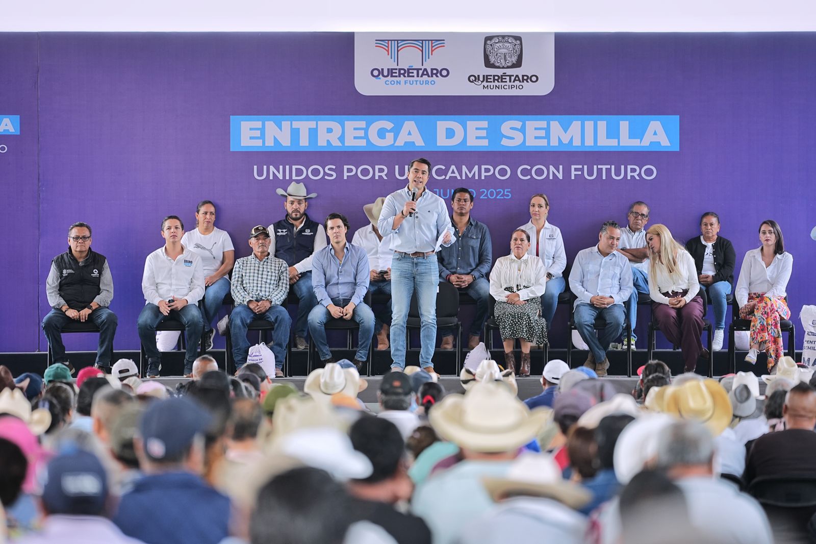 Imagen de Encabeza Felifer Macías entrega de semillas a productores de Santa Rosa Jáuregui y Felipe Carrillo Puerto 12
